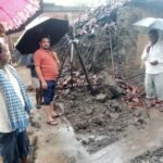 दोन दिवसापासून सतत सुरु असलेल्या अतिवृष्टीमुळे लाखांदूर तालुक्यातील विरली बुज. येथिल अनेकांचे घर पडले